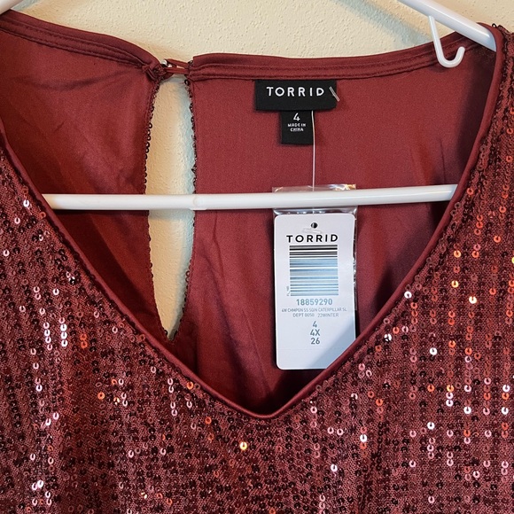 NWT Torrid Burgundy Red Sequin Covered Short Sleeve Keyhole Back Blouse Sz 4 - Picture 4 of 6